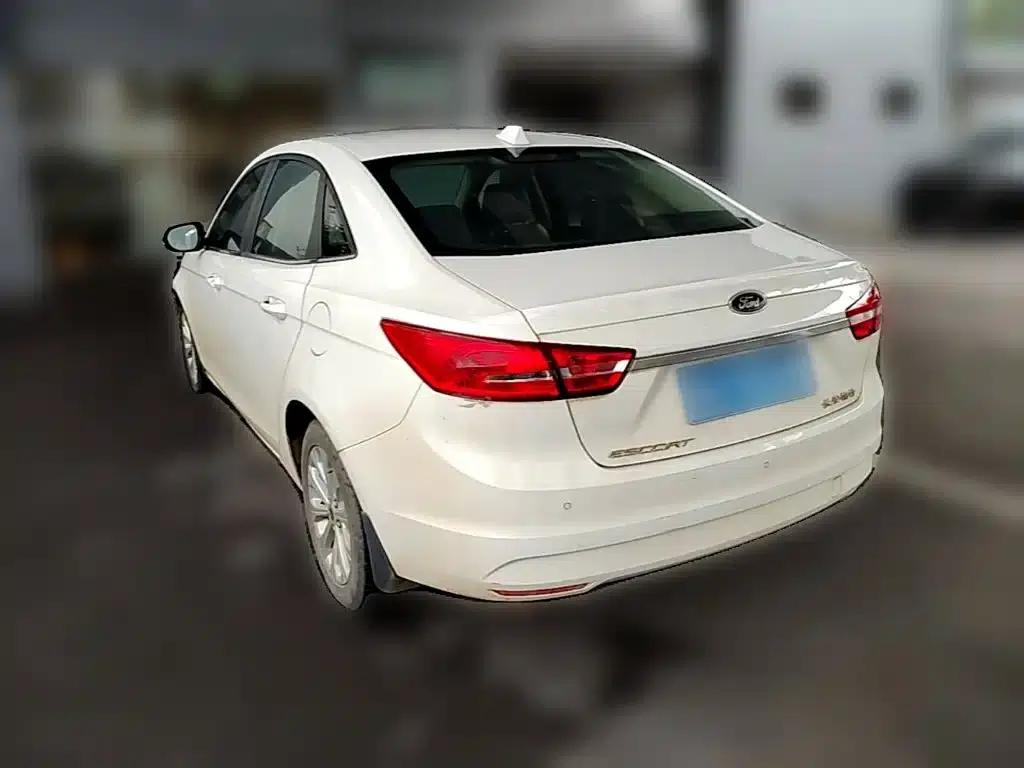 Ford Focus 2015 1.5L Automatic Fashion Edition — миниатюра 9