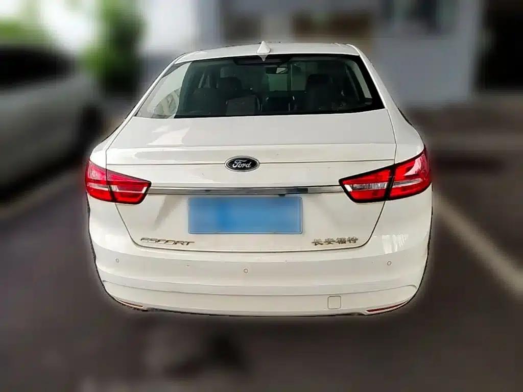 Ford Focus 2015 1.5L Automatic Fashion Edition — миниатюра 10