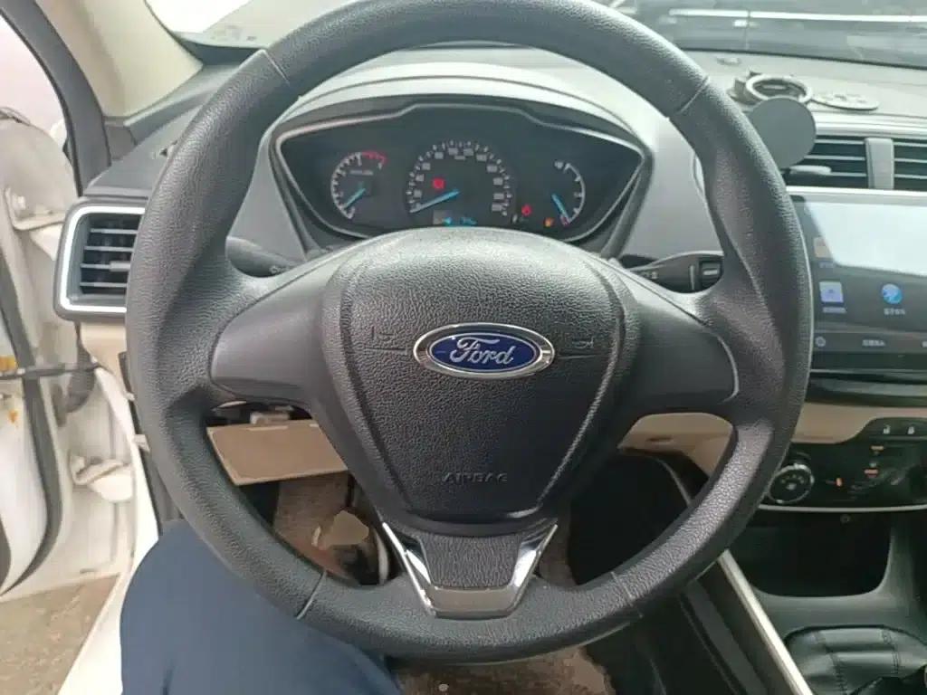 Ford Focus 2015 1.5L Manual Comfort Model — миниатюра 11