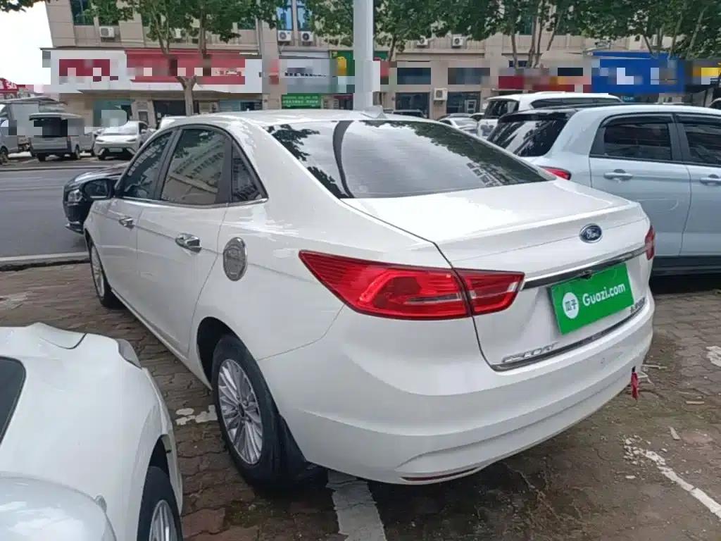 Ford Focus 2015 1.5L Manual Comfort Model — миниатюра 5