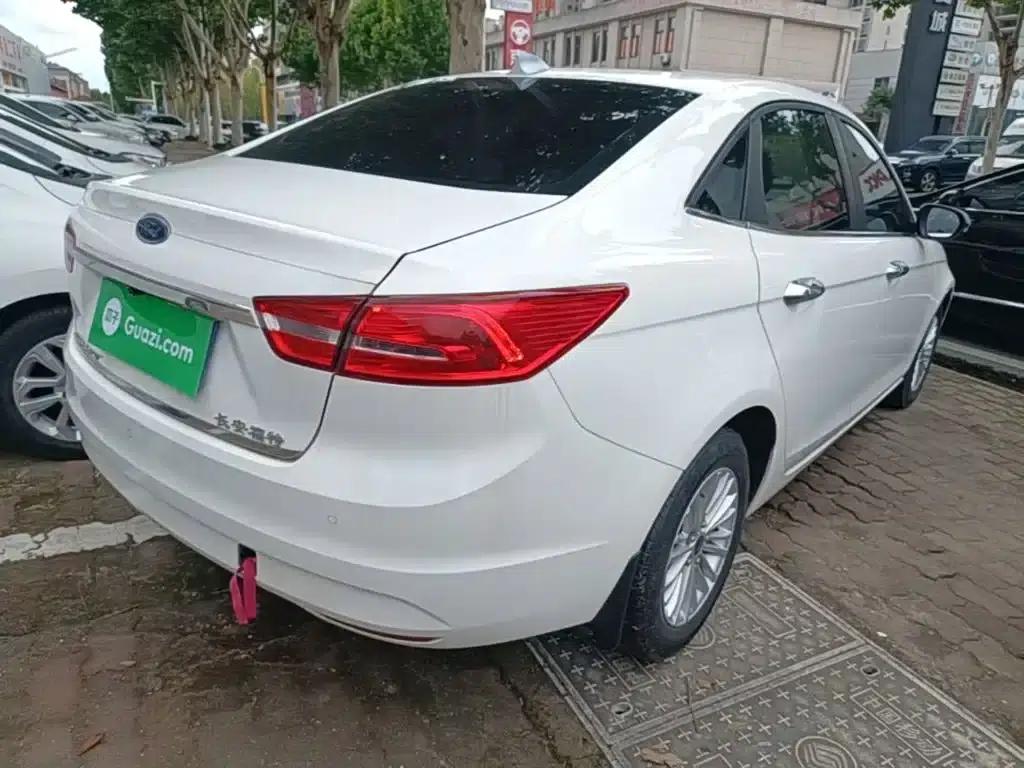 Ford Focus 2015 1.5L Manual Comfort Model — миниатюра 7