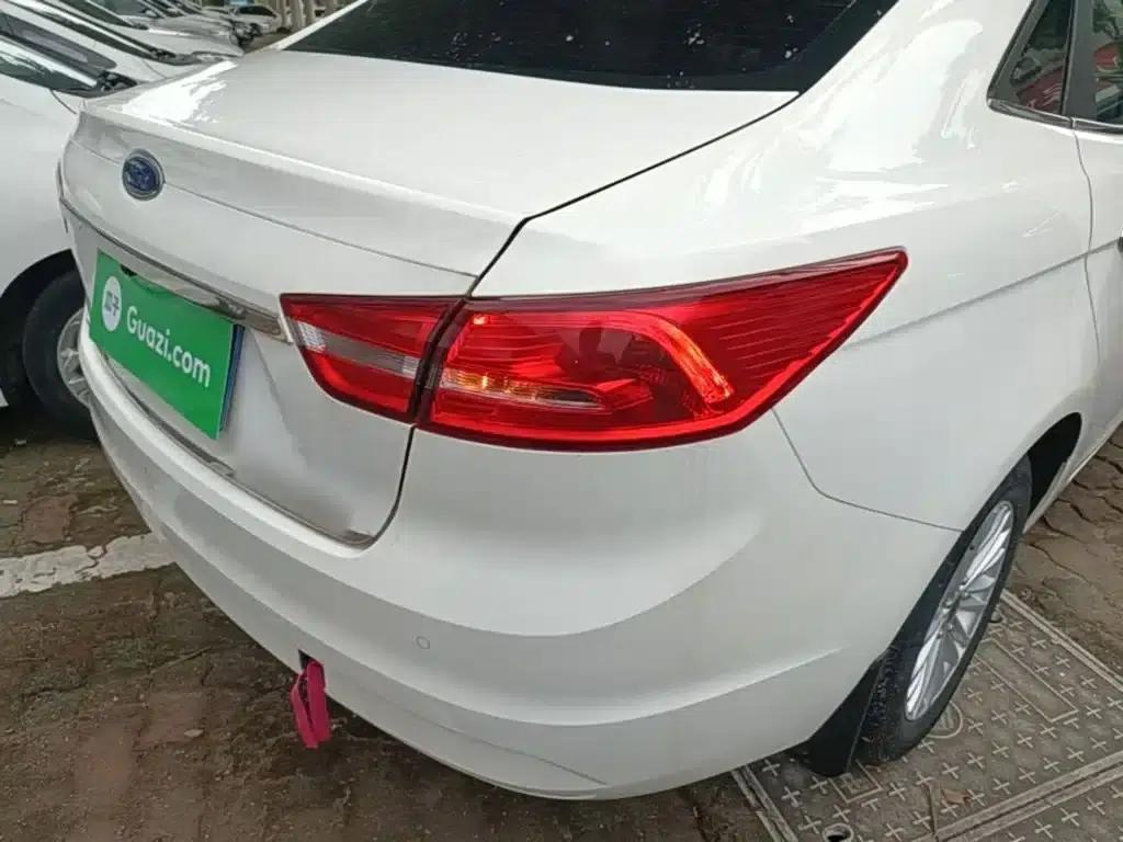 Ford Focus 2015 1.5L Manual Comfort Model — миниатюра 8