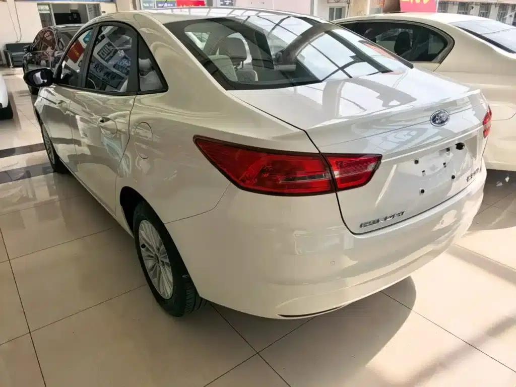 Ford Focus 2015 1.5L Automatic Comfort Model — миниатюра 5
