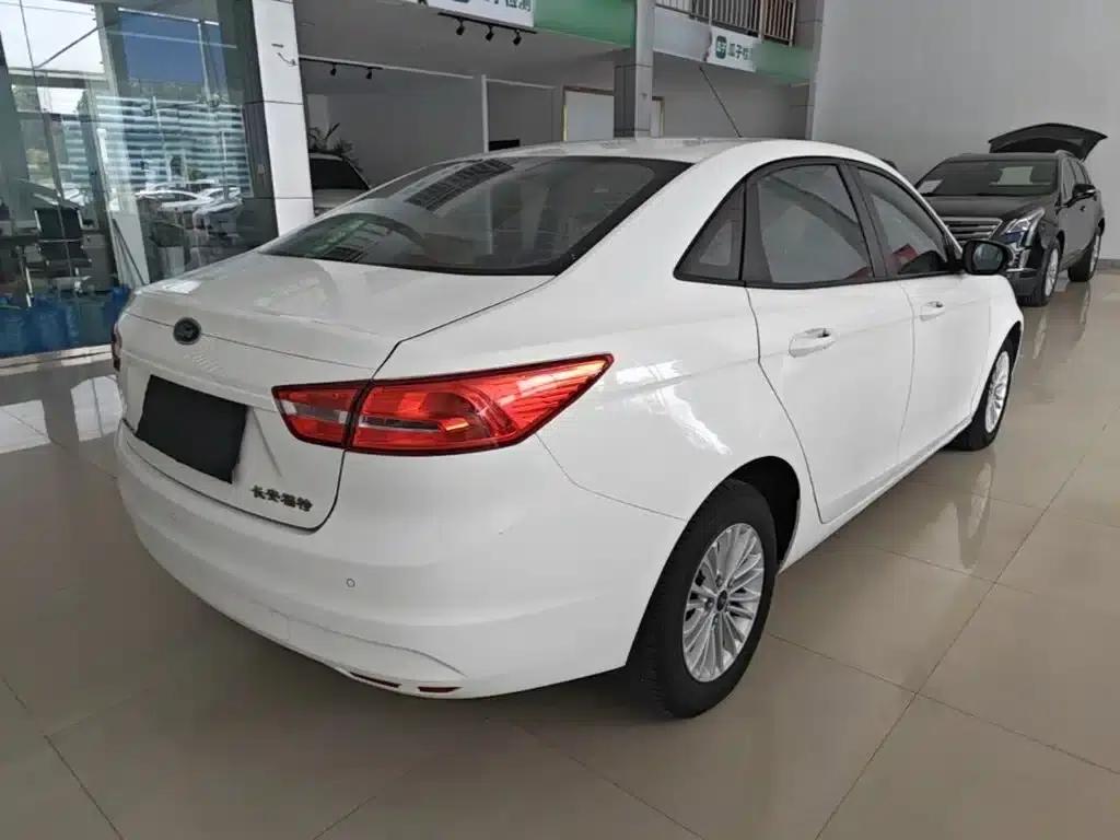 Ford Focus 2015 1.5L Automatic Comfort Model — миниатюра 7