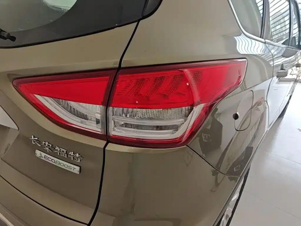 Ford Kuga 2015 1.5L GTDi 2WD Fashion Edition — миниатюра 8