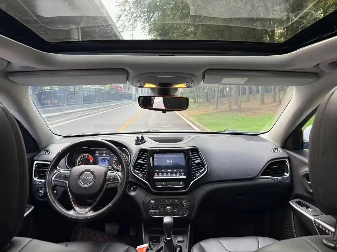 Jeep Cherokee 2020 2.0T 2WD Leading Edition — миниатюра 8