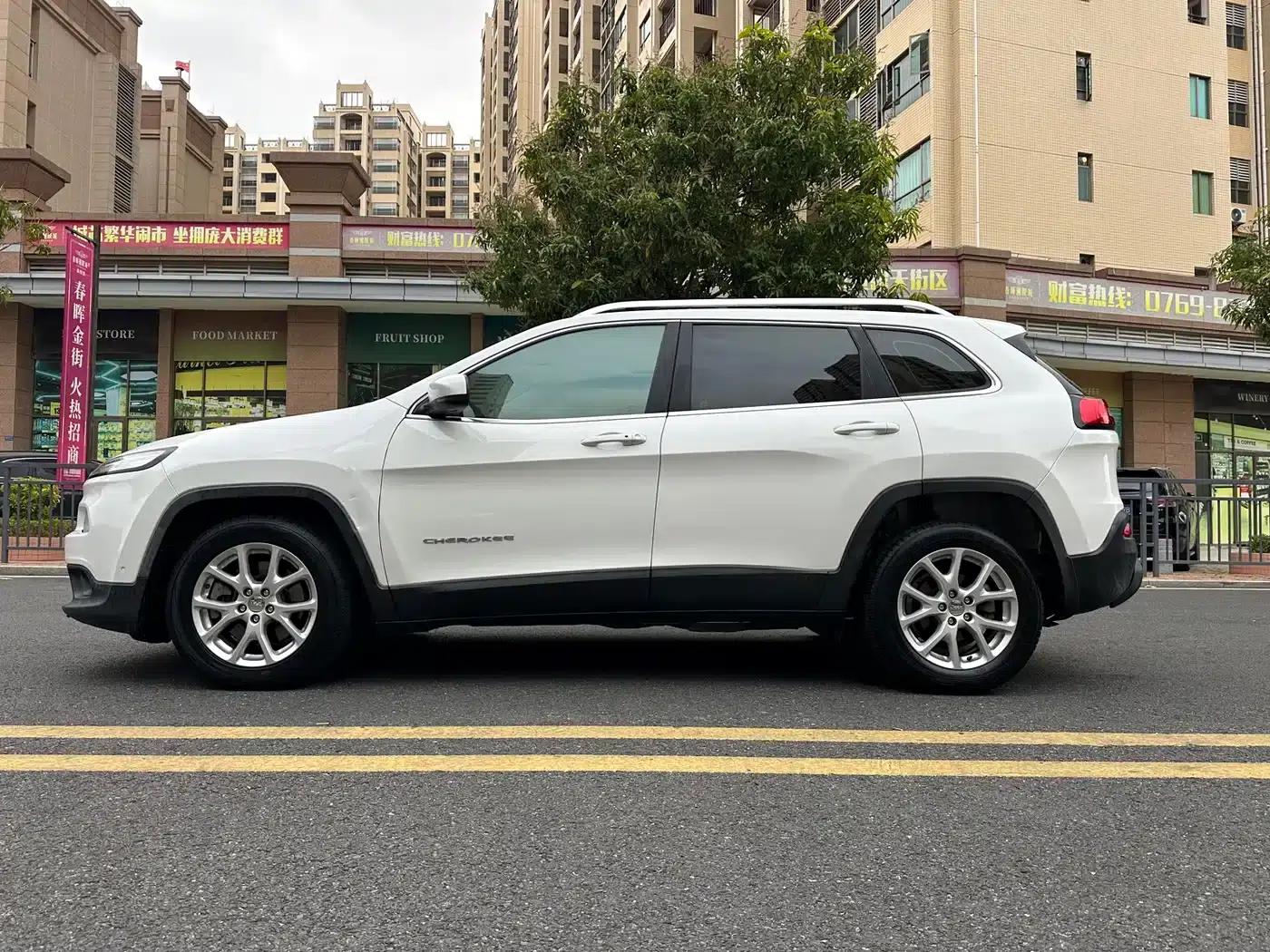 Jeep Cherokee 2016 2.4L Leading Edition — миниатюра 7