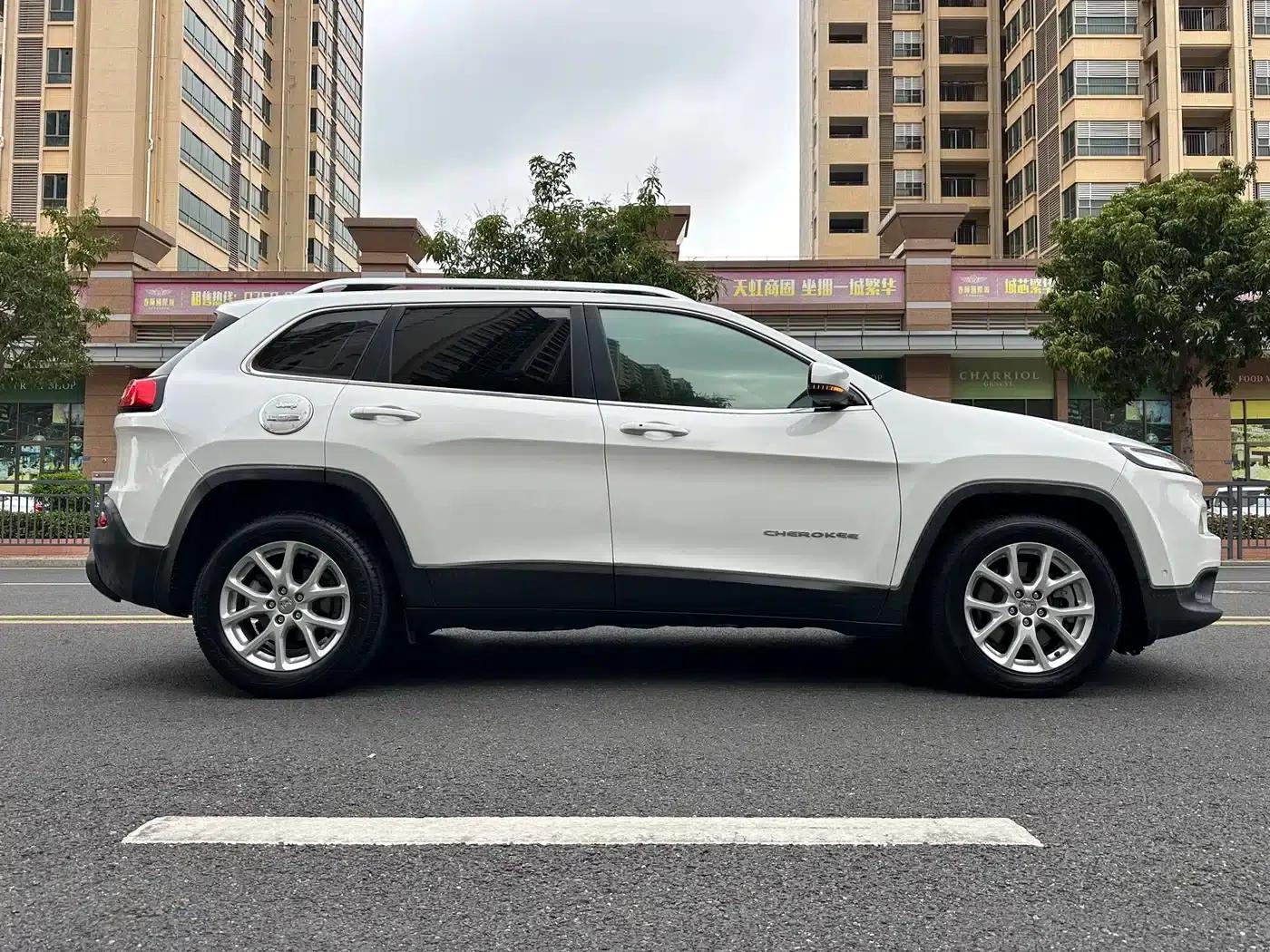 Jeep Cherokee 2016 2.4L Leading Edition — миниатюра 8