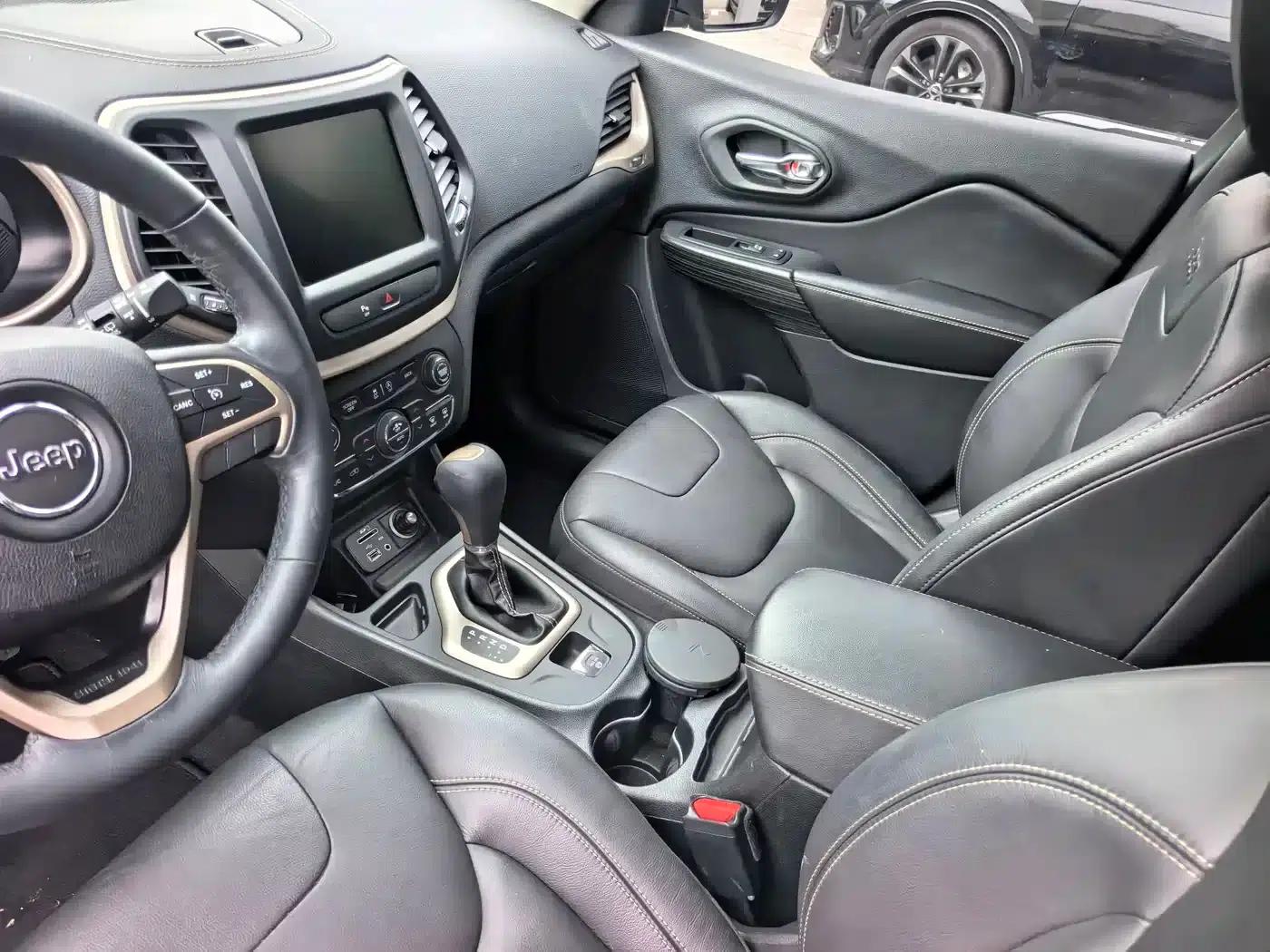 Jeep Cherokee 2017 2.0L Premium Edition — миниатюра 18