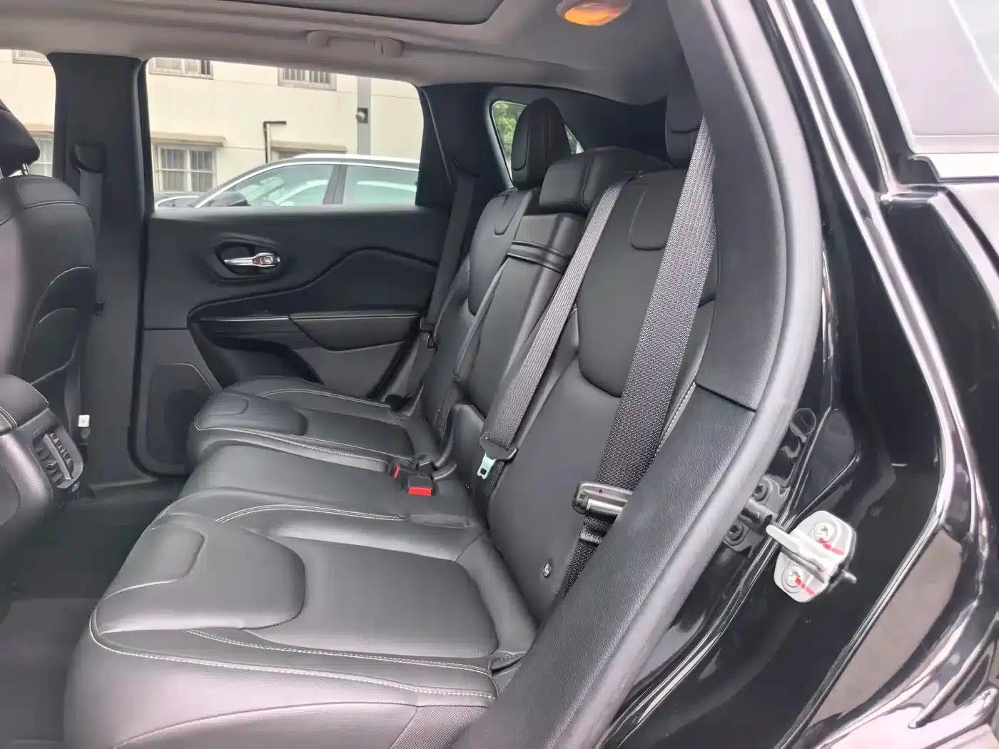 Jeep Cherokee 2017 2.0L Premium Edition — миниатюра 22