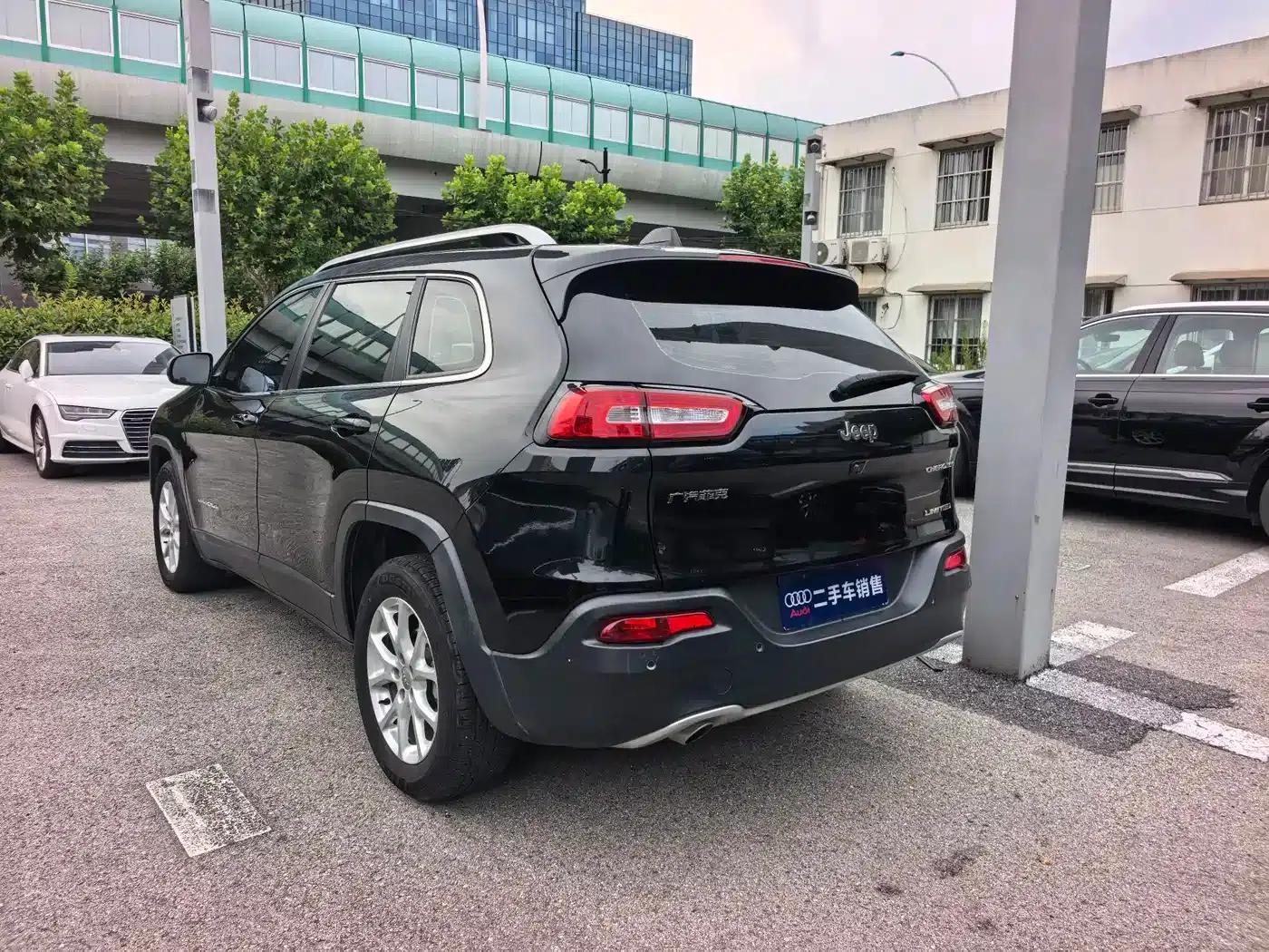 Jeep Cherokee 2017 2.0L Premium Edition — миниатюра 6