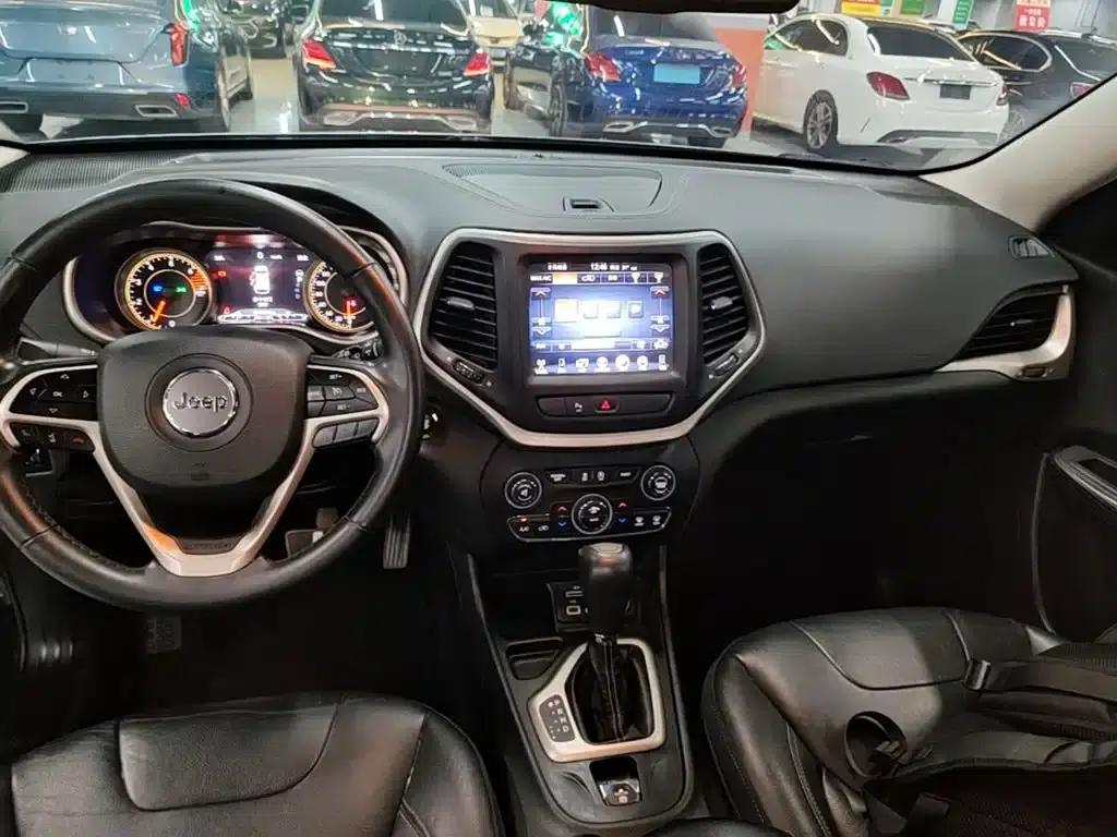 Jeep Cherokee 2017 2.0L Premium Edition — миниатюра 13