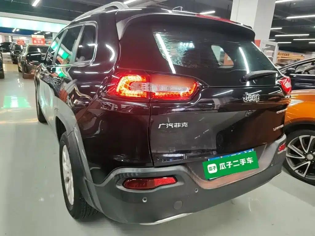 Jeep Cherokee 2017 2.0L Premium Edition — миниатюра 5