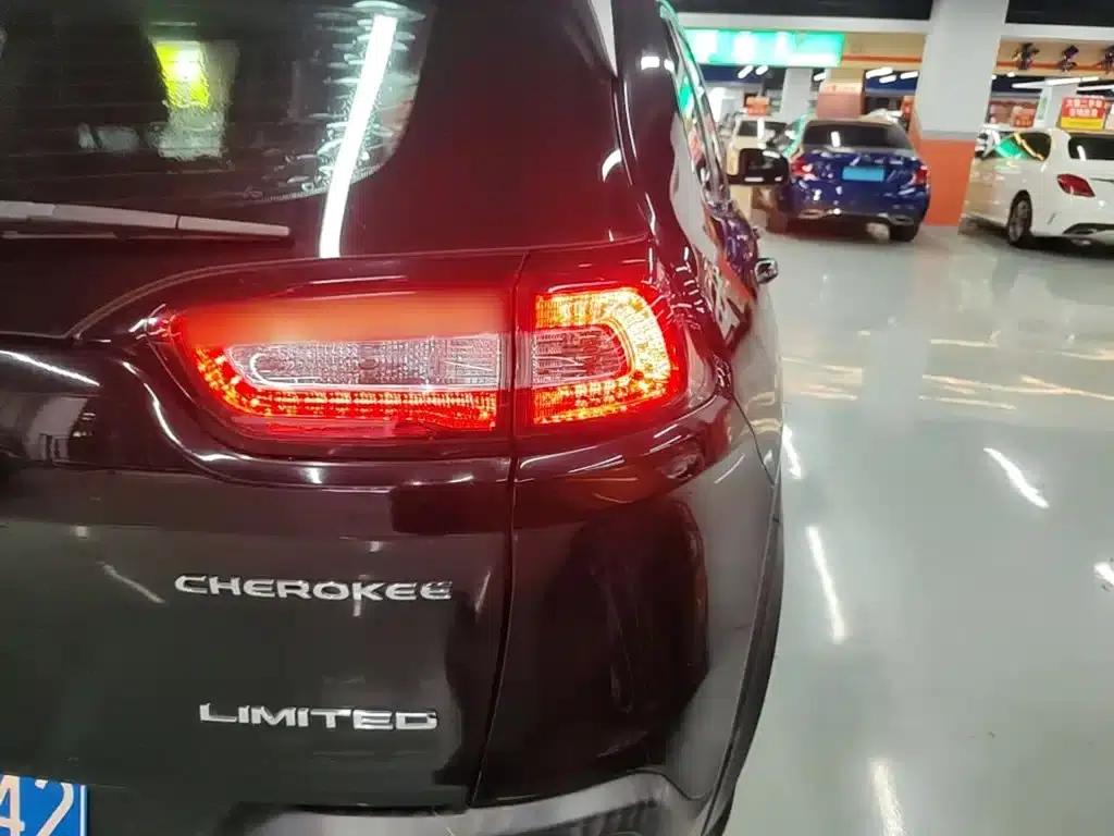 Jeep Cherokee 2017 2.0L Premium Edition — миниатюра 8