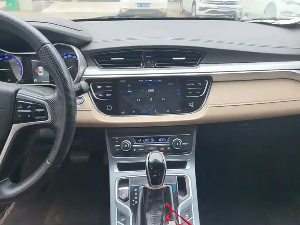 Geely Emgrand 2018 1.5L CVT Luxury Edition — миниатюра 13
