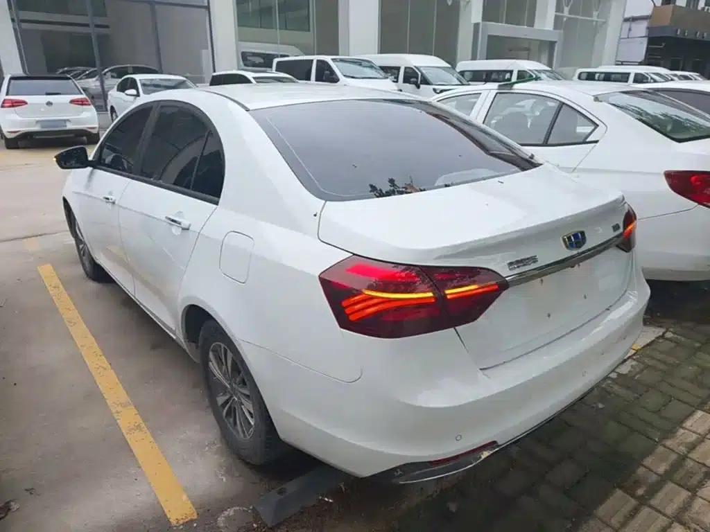 Geely Emgrand 2018 1.5L CVT Luxury Edition — миниатюра 5