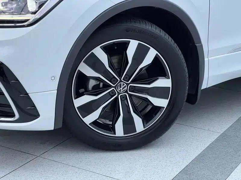 Tiguan L 2023 330TSI 2WD R-Line Premium Edition — миниатюра 13