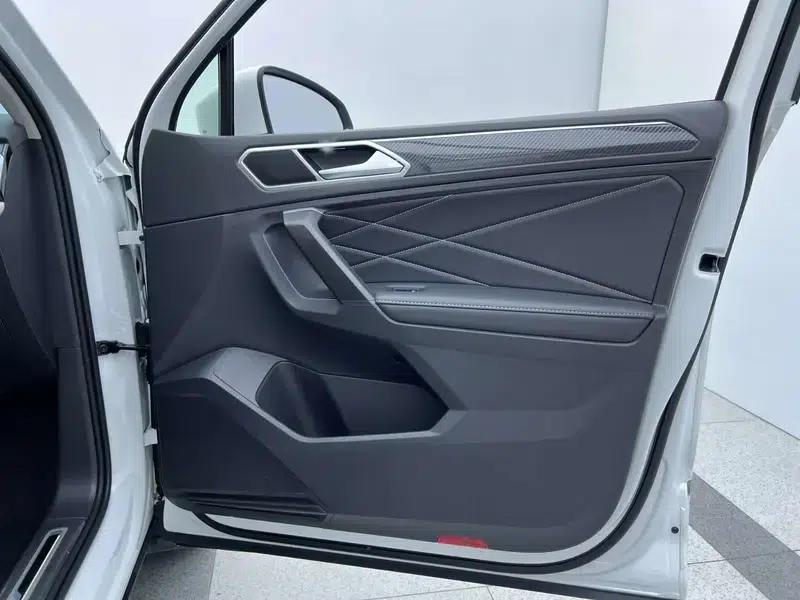 Tiguan L 2023 330TSI 2WD R-Line Premium Edition — миниатюра 29