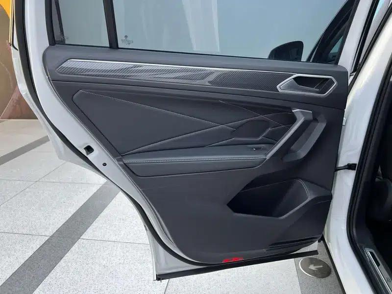 Tiguan L 2023 330TSI 2WD R-Line Premium Edition — миниатюра 10