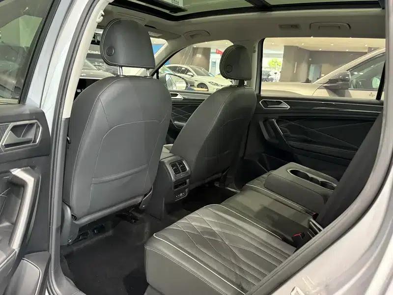 Tiguan L 2022 330TSI Automatic 2WD R-Line Premium Edition — миниатюра 9