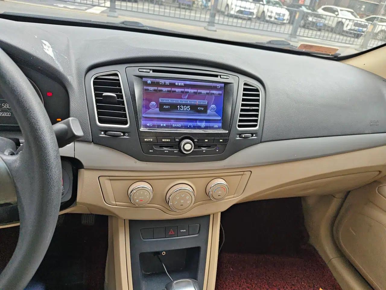 Roewe 350 2015 1.5L Automatic Luxury Sunroof Edition — миниатюра 13