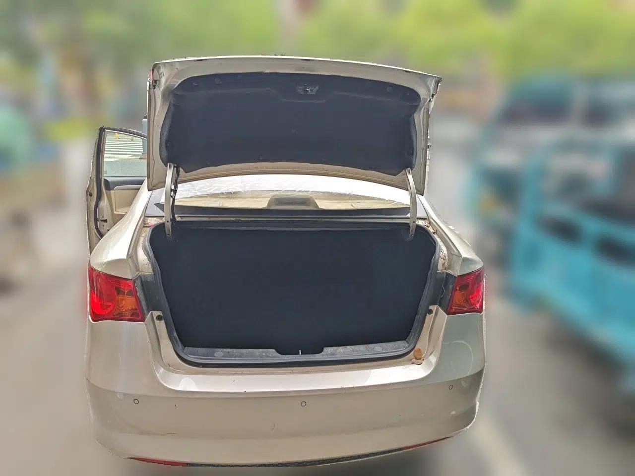 Roewe 350 2015 1.5L Automatic Luxury Sunroof Edition — миниатюра 19