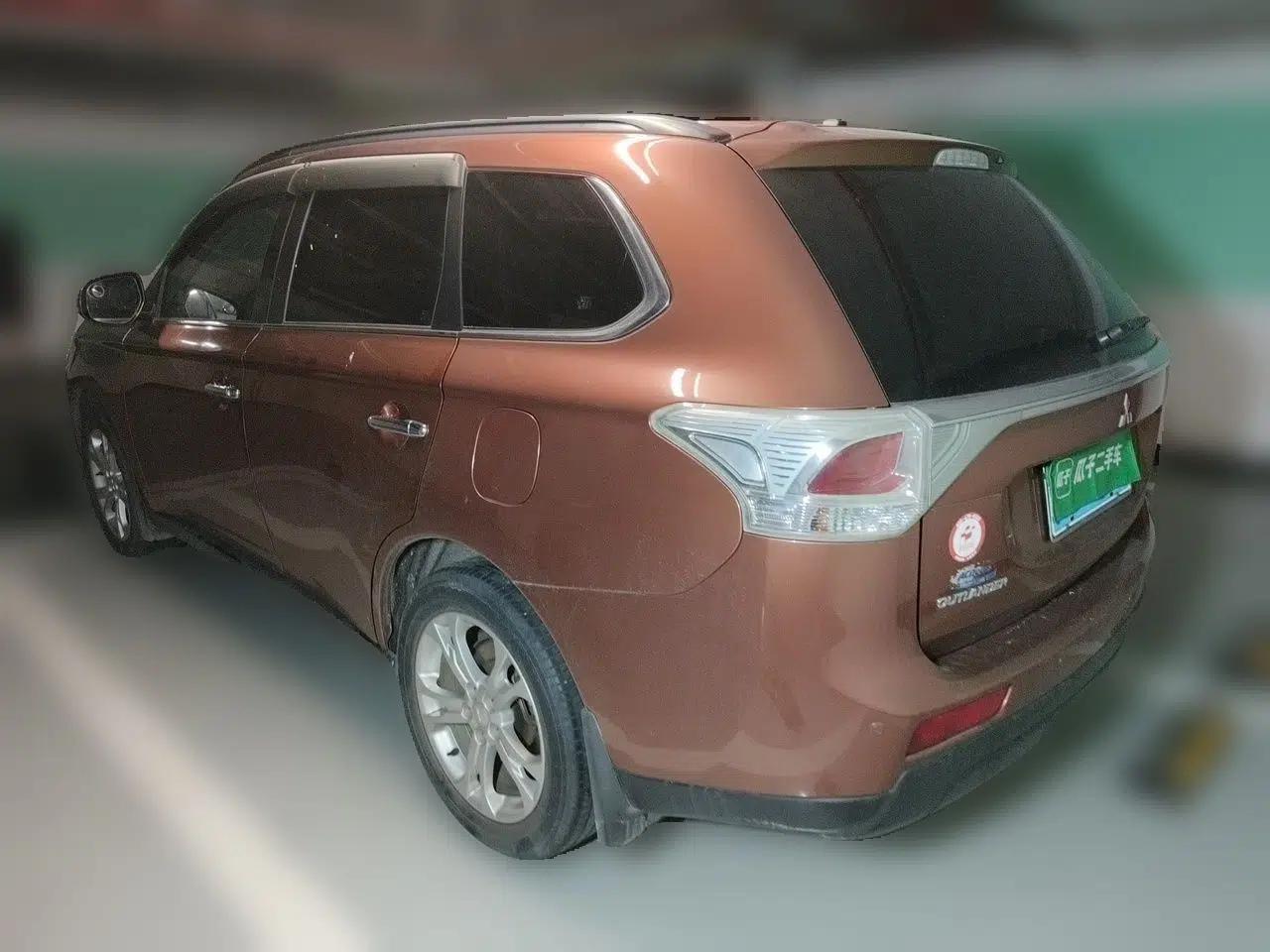 Mitsubishi Outlander 2013 2.4L 4x4 Luxury Navigation Edition 5 Seats — миниатюра 4