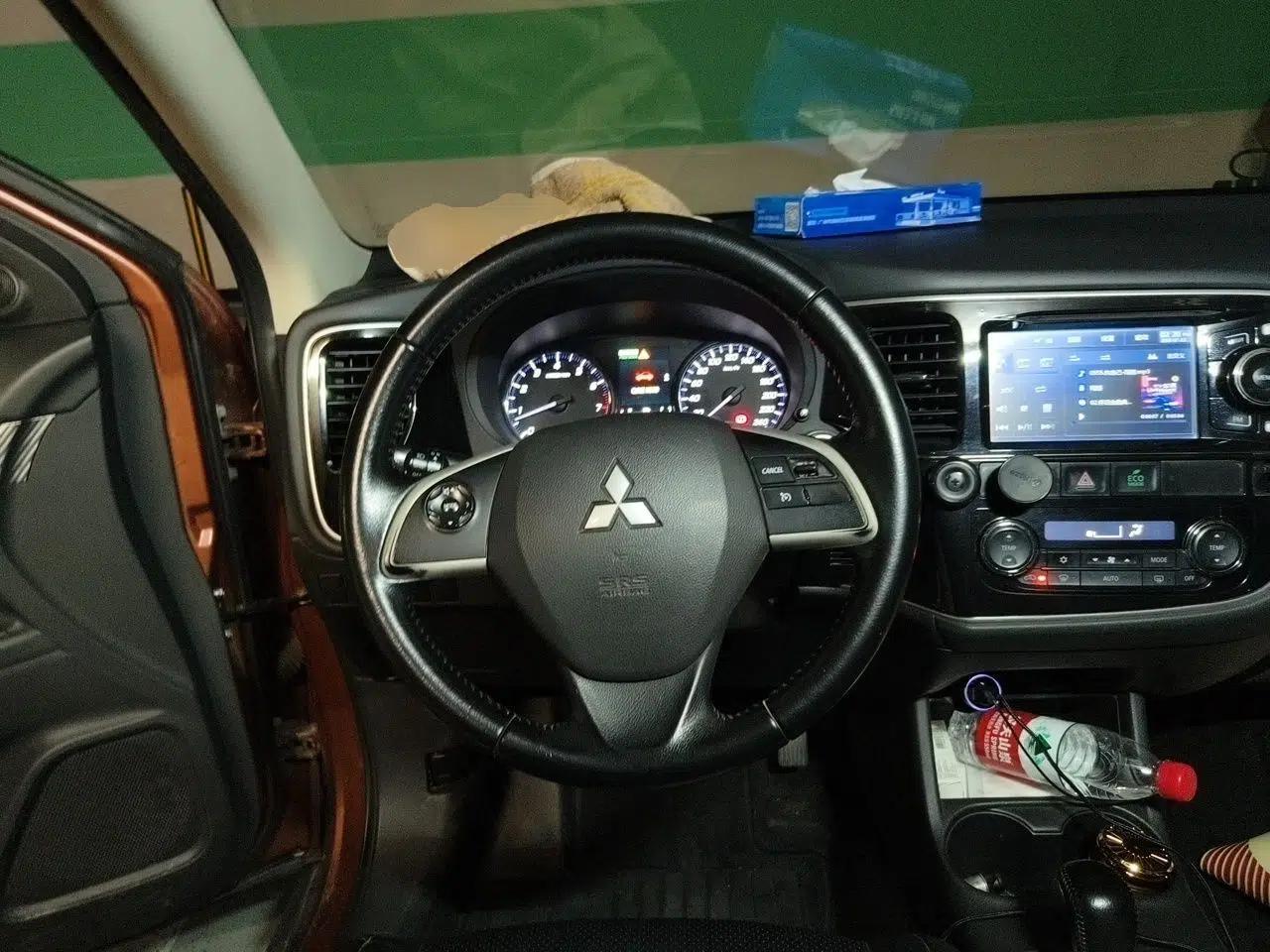 Mitsubishi Outlander 2013 2.4L 4x4 Luxury Navigation Edition 5 Seats — миниатюра 10