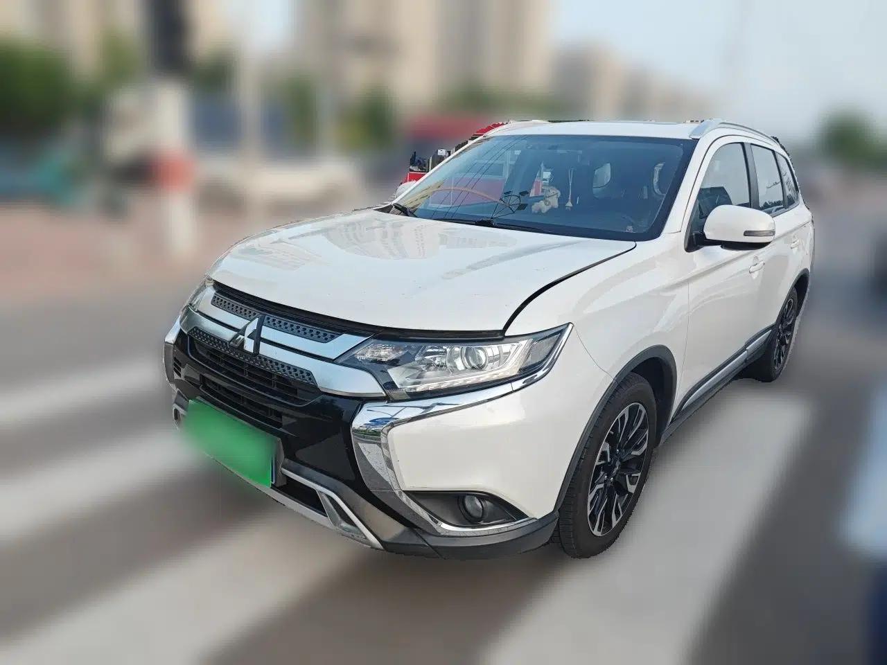 Mitsubishi Outlander 2020 2.0L Two-Wheel Drive Comfort Edition 7-Seater — миниатюра 1