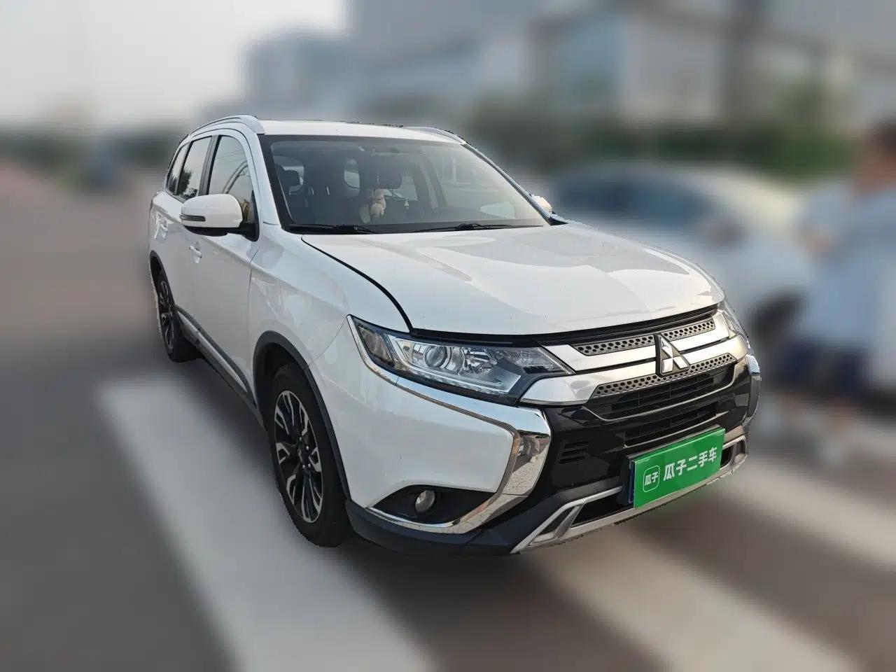 Mitsubishi Outlander 2020 2.0L Two-Wheel Drive Comfort Edition 7-Seater — миниатюра 3