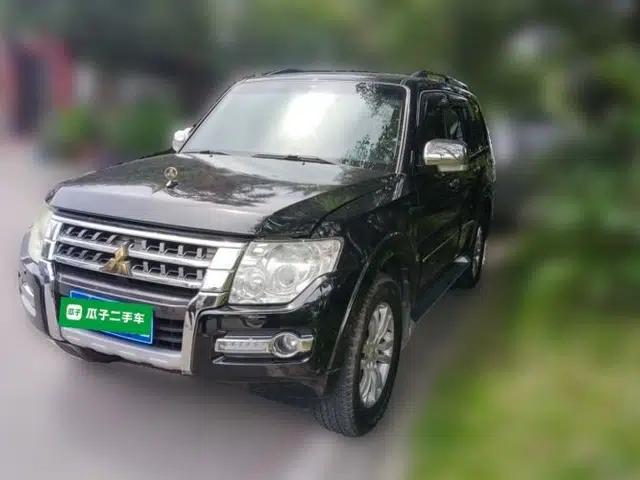 Mitsubishi Pajero Pajero, 3.8-liter displacement, 184 horsepower, seven seats.