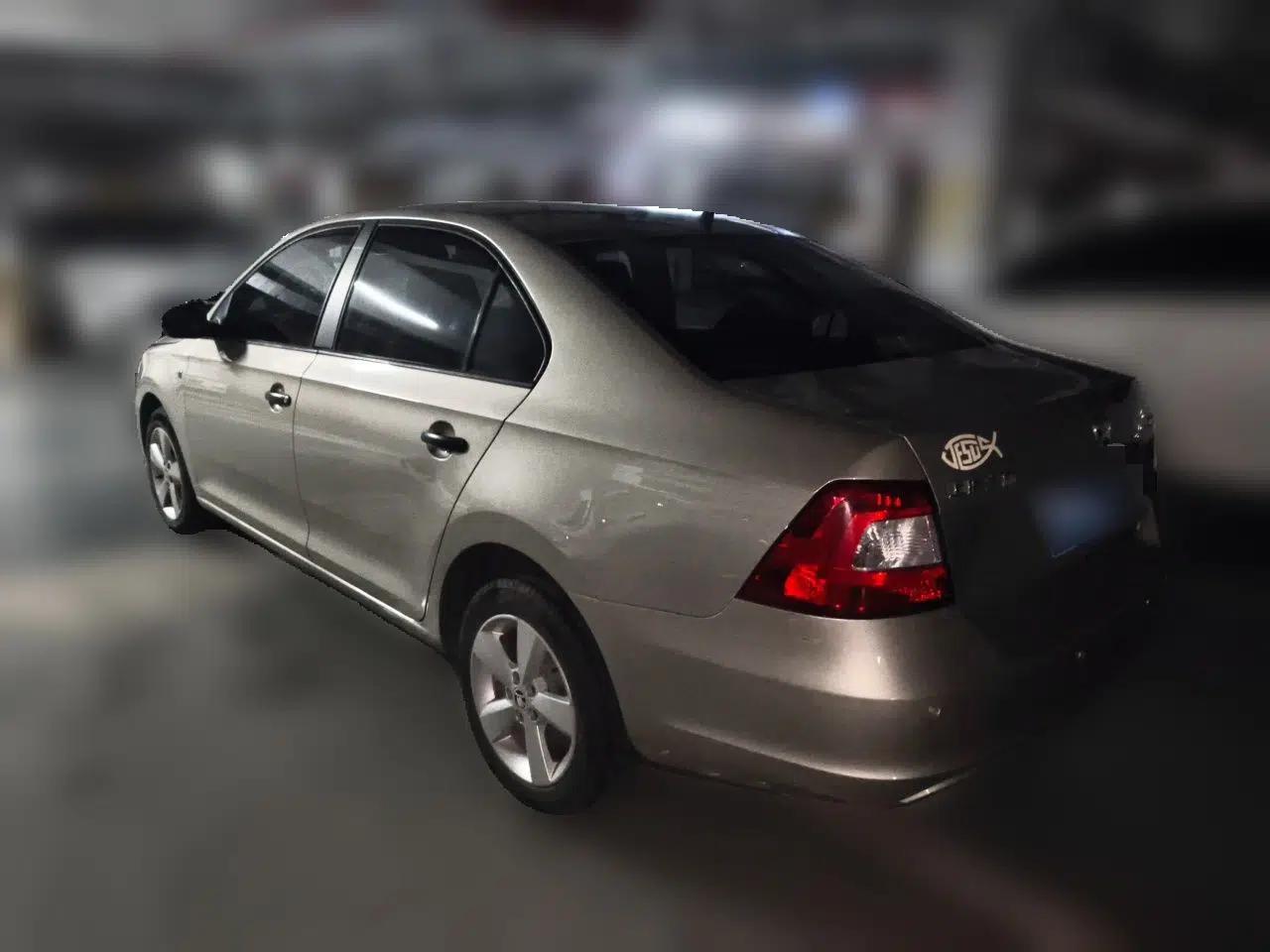 Skoda Rapid 2015 1.6L Automatic Enjoyment Selection Model — миниатюра 4