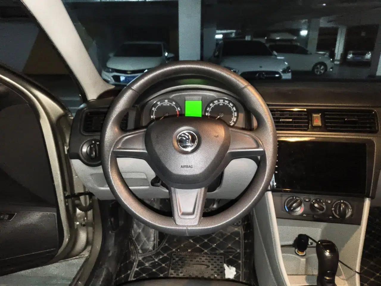 Skoda Rapid 2015 1.6L Automatic Enjoyment Selection Model — миниатюра 10