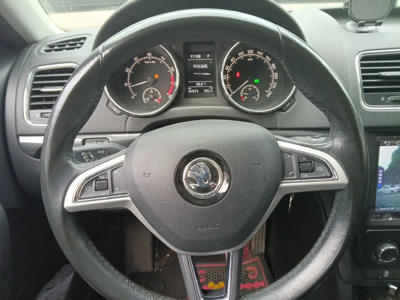 Skoda Yeti 2017 TSI280 DSG Car Enjoy Brothers Edition — миниатюра 9