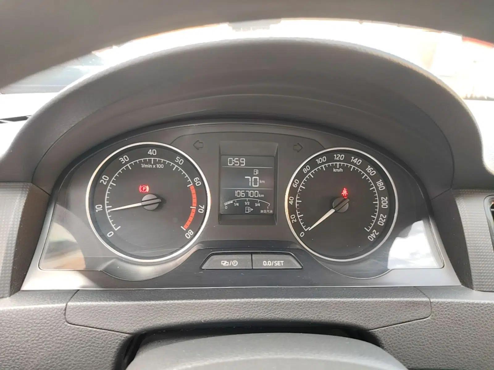 Skoda Rapid Spaceback 2016 Revised Version 1.6L Manual Front-Drive Edition — миниатюра 19
