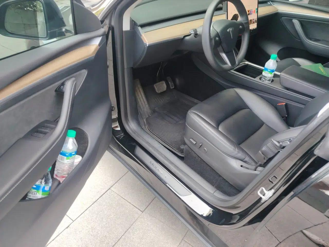 Tesla Model Y 2021 Long-Range All-Wheel-Drive Version 3D7 — миниатюра 16