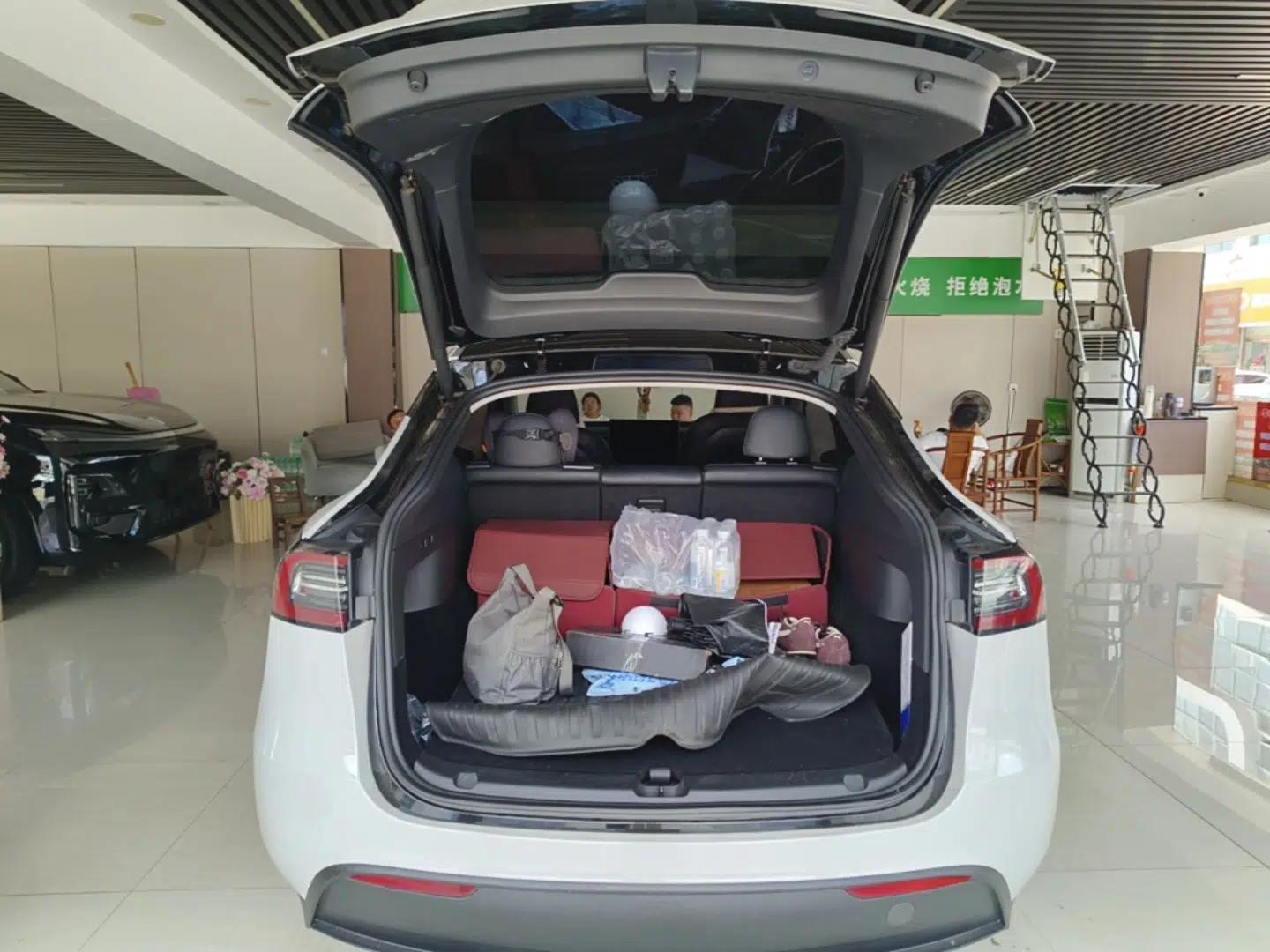 Tesla Model Y 2022 Revised Version Rear-Wheel Drive — миниатюра 22