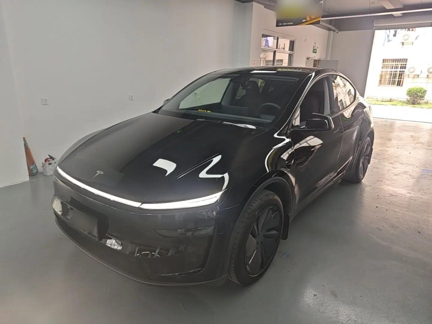 Tesla Model Y 2025 Rear-Wheel-Drive Version — миниатюра 1