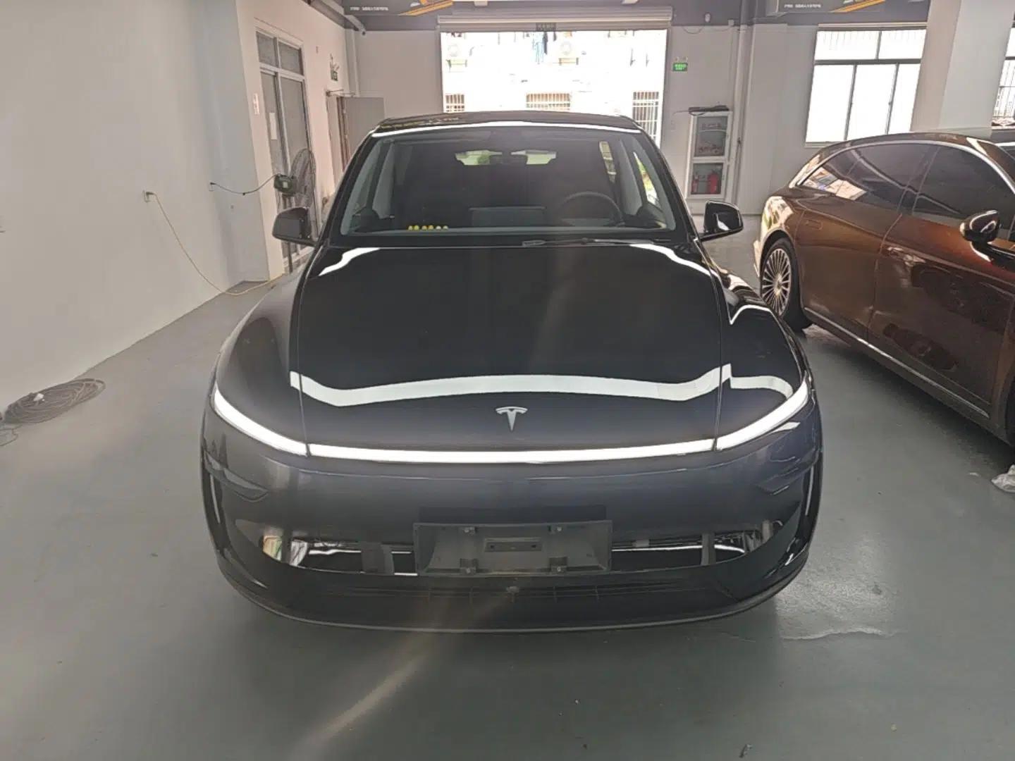 Tesla Model Y 2025 Rear-Wheel-Drive Version — миниатюра 2