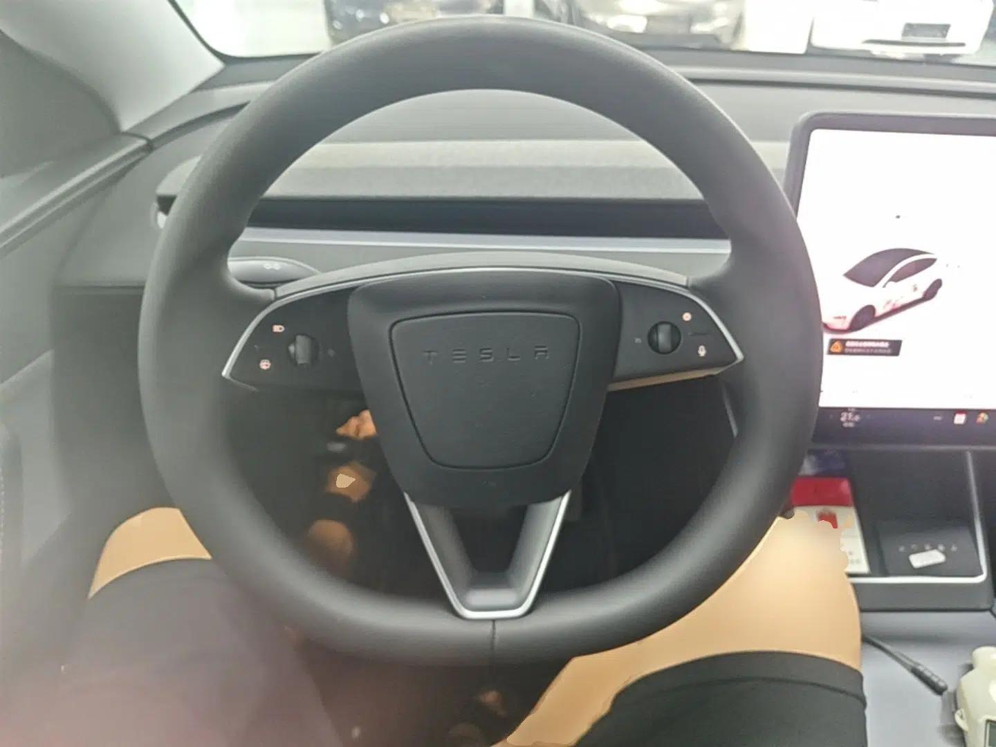 Tesla Model Y 2025 Rear-Wheel-Drive Version — миниатюра 13