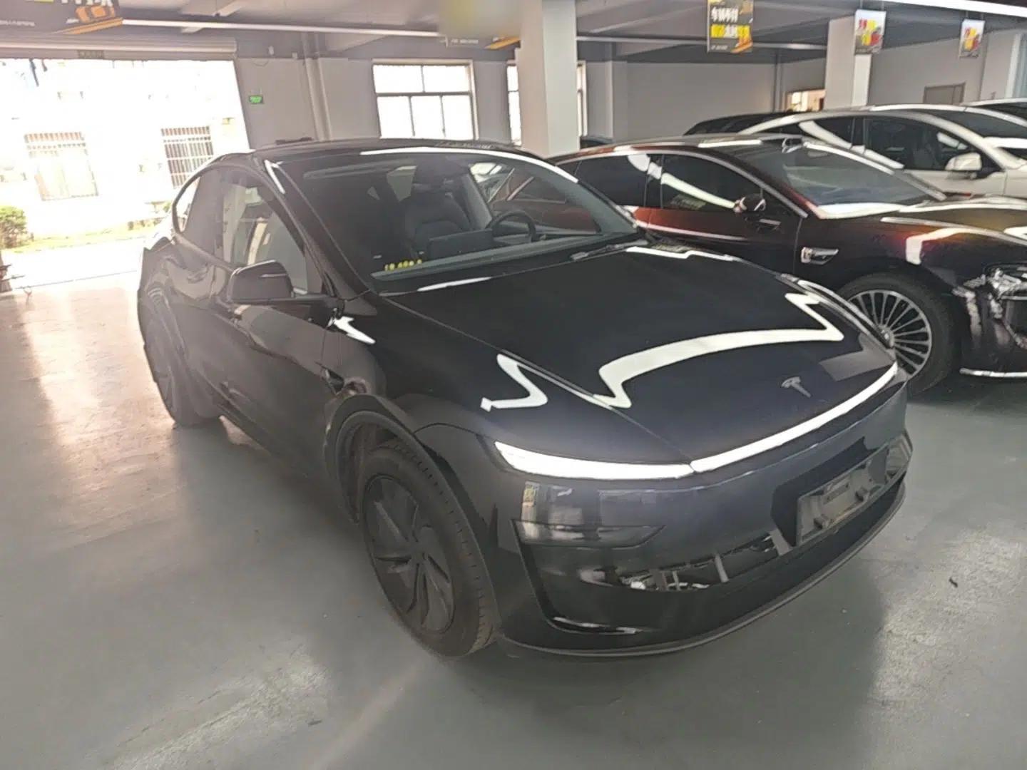 Tesla Model Y 2025 Rear-Wheel-Drive Version — миниатюра 3