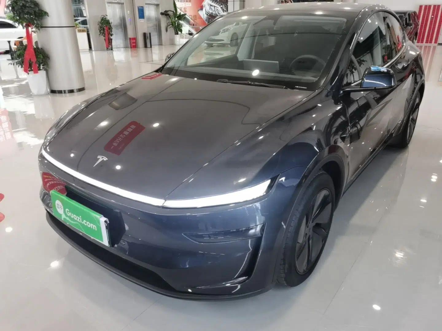 Tesla Model Y 2025 Rear-Wheel-Drive Version — миниатюра 1