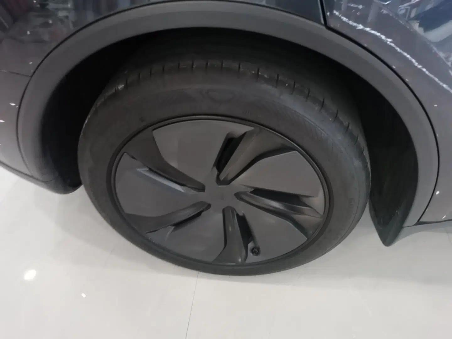 Tesla Model Y 2025 Rear-Wheel-Drive Version — миниатюра 11