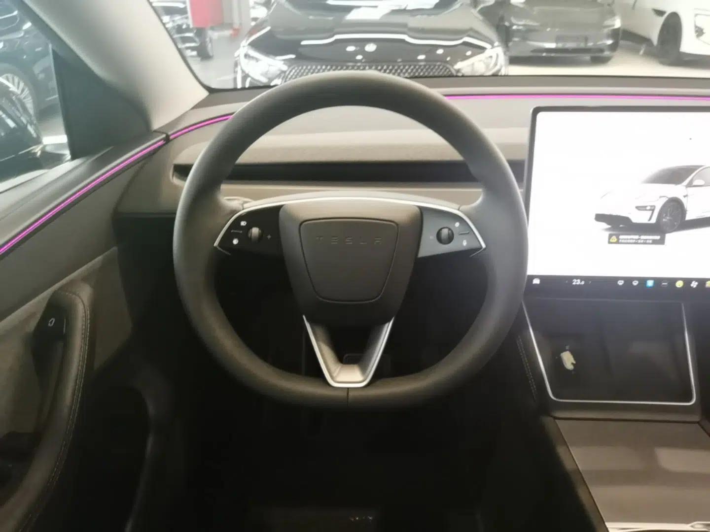 Tesla Model Y 2025 Rear-Wheel-Drive Version — миниатюра 13