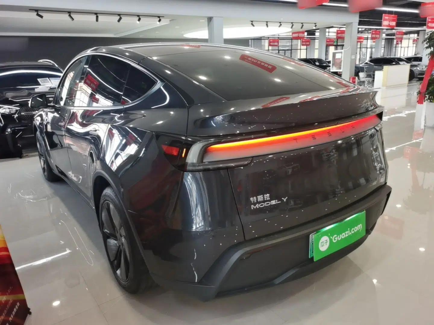 Tesla Model Y 2025 Rear-Wheel-Drive Version — миниатюра 4