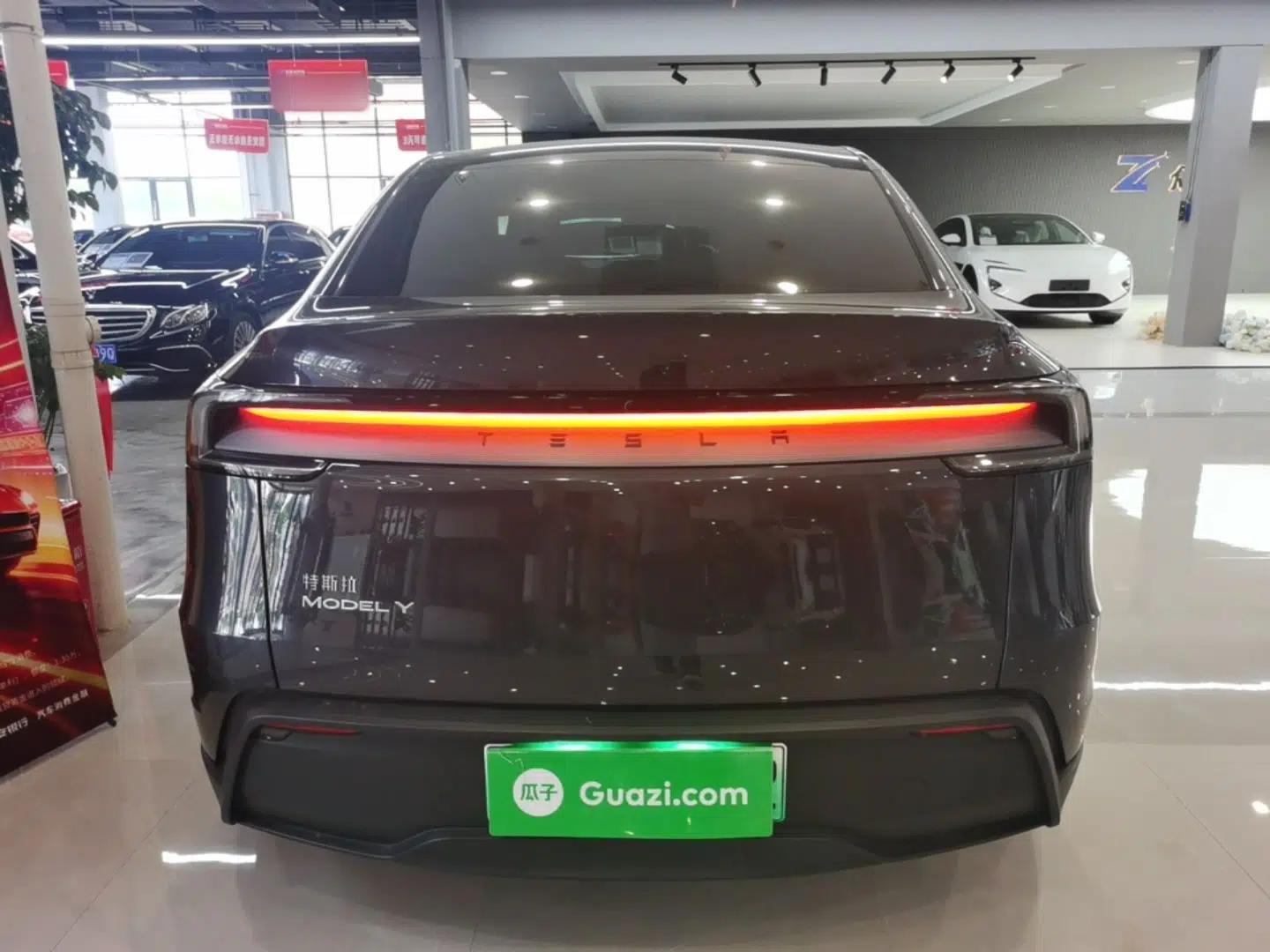 Tesla Model Y 2025 Rear-Wheel-Drive Version — миниатюра 5