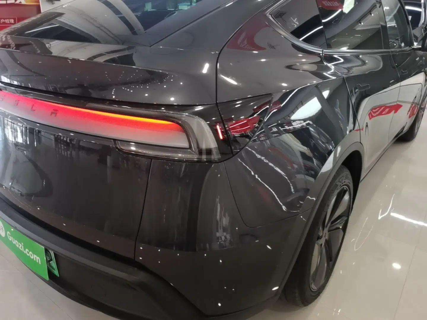 Tesla Model Y 2025 Rear-Wheel-Drive Version — миниатюра 9