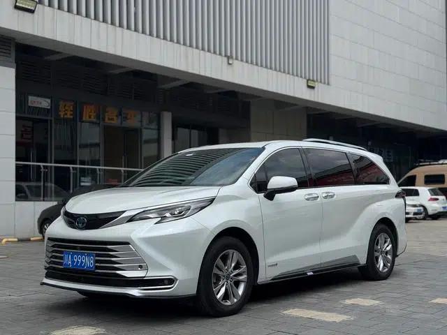 Cena 2021 2.5L Hybrid Platinum Edition