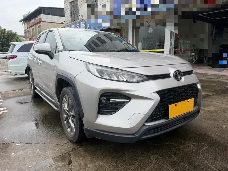 2021 Toyota RAV4 2.0L 2WD Luxury Edition — миниатюра 3