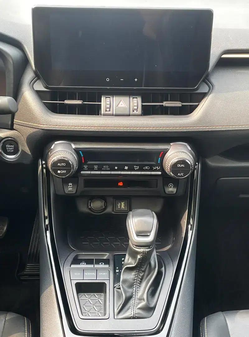 2024 Toyota RAV4 2.0L 2WD Luxury PLUS Edition — миниатюра 11